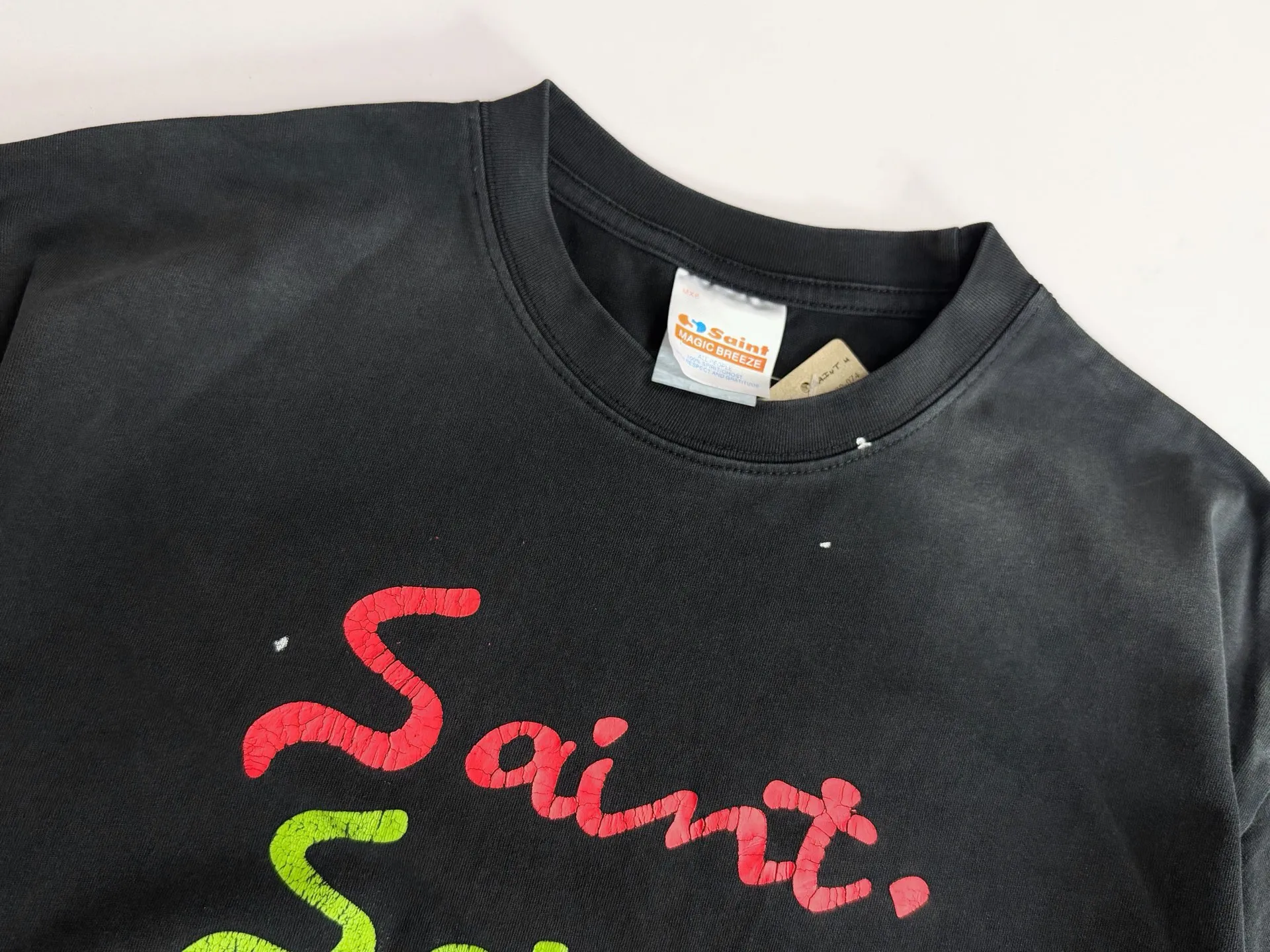 ❥8029#P136 Saint Mxxxxxx new model uses double yarn cotton batik fabric 280g, comfortable and breathable to wear. Full of street feel, loose fit. Craftsmanship: crack printing + graffiti + spray coding, batik and wash. Size: (S-M-L-XL) Color: Washed Black